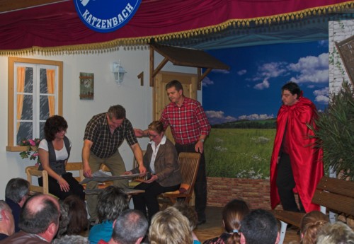 Theatergruppe Katzenbach - 14_einehimmlischebefoerderung-17.jpg